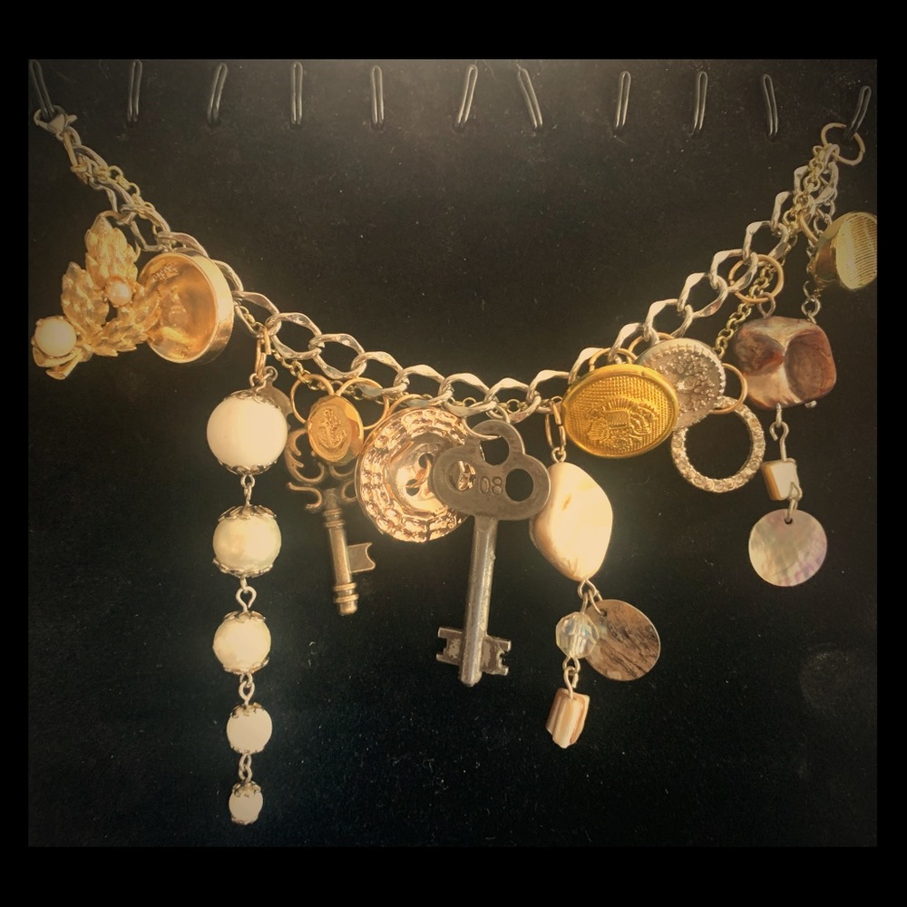 Skeleton key vintage feel charm bracelet, unique!!